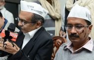 केजरीवाल कंपनी पर काली स्याही फेकी