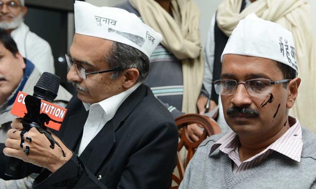 केजरीवाल कंपनी पर काली स्याही फेकी