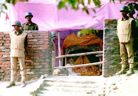 कड़े सुरक्षा प्रबंधों के बीच विवादीत बाबरी ढ़ांचा विध्वंस की बरसी गुजरी