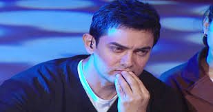 क्या आमिर खान महल बनाने के लिए पड़ोसियों को घर बेचने पर मजबूर कर रहे हैं?