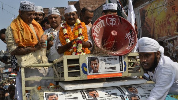 केजरीवाल ने कहा कि उन्हें सत्ता का लालच नहीं,और वो बनारस सांसद बनने नहीं बल्कि देश को भ्रष्टाचार से बचाने आये हे