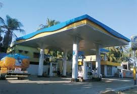 रुपये की मजबूती से तेल का आयात सस्ता होने से पेट्रोल की कीमतों में कमी संभावित