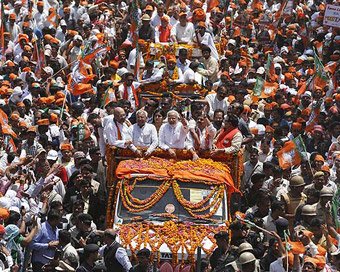 कांग्रेस बीएसपी के आरोप मोदी रोड शो में अस्सी लाख से अधिक खर्च कर भाड़े पर एक लाख लोग बाहर से बुलाए