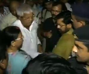 लालू ने कहा,'काहे लेडी को सर्च कर रहे हो,राबड़ी देवी महिला कैंडिडेट हैं क्यों सर्च कर रहे हो,मार के चप्पल से ठंडा कर देंगे'