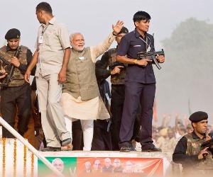 मोदी की ओर उछाला जूता, नारा लगा 'ना-ना मोदी'