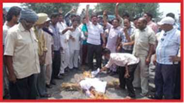 बसपा नेता ने रामदेव का पुतला जलाते हुए,सर पर रखा एक करोड़ रुपए का इनाम