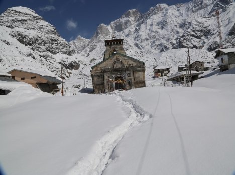 बम बम-भोले हर हर महादेव के जयकारो से गूंजी केदारघाटी,खुल गए केदारनाथ महादेव के कपाट,हुयी पूजा अर्चना