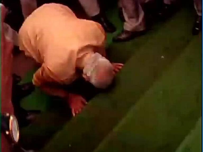 मनोनीत प्रधानमंत्री नरेंद्र मोदी ने लोकतंत्र के मंदिर संसद को साष्टांग प्रणाम किया