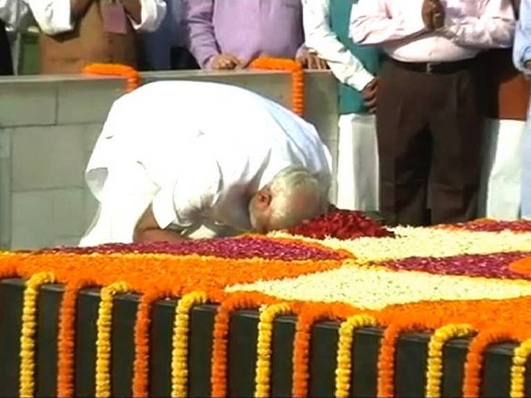 मोदी ने राष्ट्रपिता महात्मा गाँधी को राजघाट जा श्रद्धांजलि दी,अटल से लिया आशीर्वाद