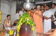 शंकराचार्य स्वामी श्री दिव्यानंद तीर्थ द्वारा महाकाल का अभिषेक किया