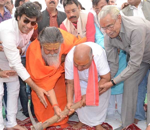 दद्दाजी 400 करोड़ शिवलिंगों का निर्माण कर,नाम गोल्डन बुक ऑफ़ वर्ल्ड रिकार्ड्स में दर्ज, अब 7 दिनों में बनेंगे सवा 5 करोड़ शिवलिंग